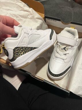 Jordan Spizike White/Black/Gold Size 11c Boys